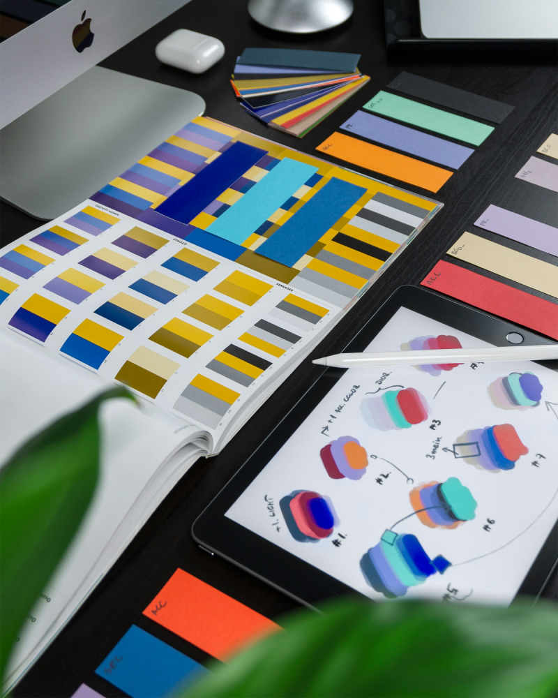 Bureau avec des échantillons de couleurs, des tests de contrastes