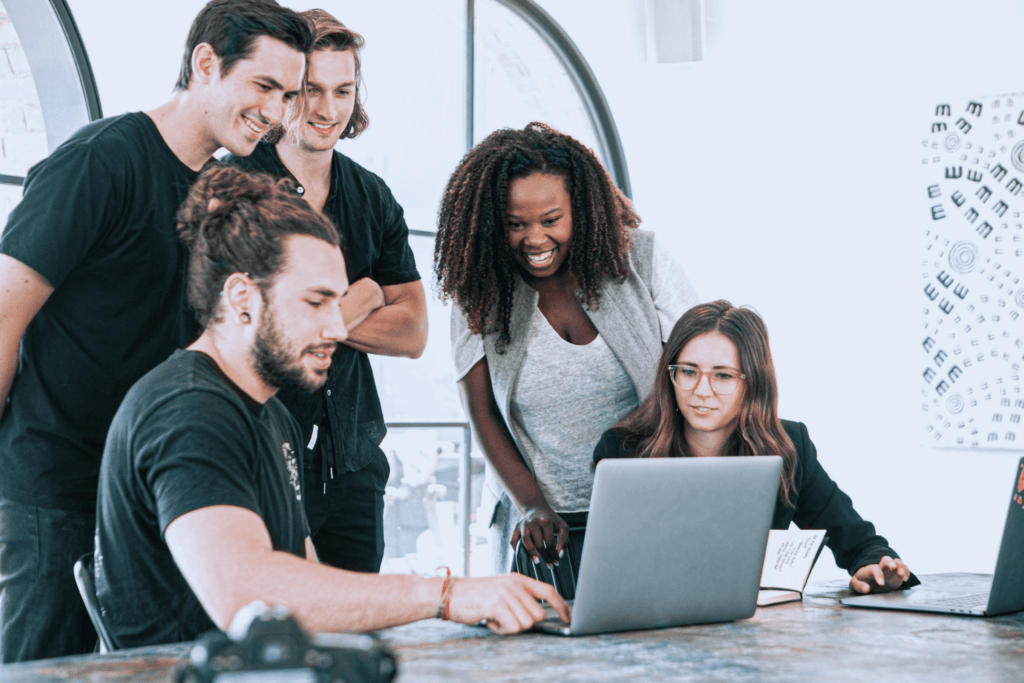 Personnes d'une startup qui travaillent sur une solution No Code